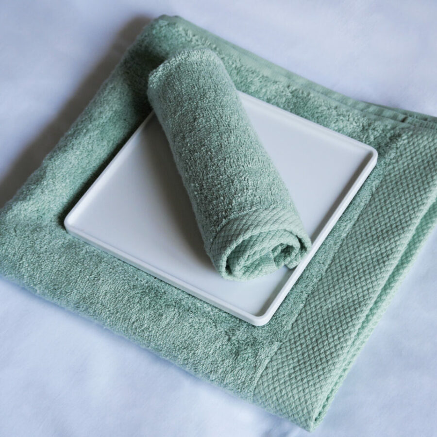 Vue détaillée de serviettes de bain en fibre de bambou d'une qualité supérieure, offrant une expérience de séchage douce et délicate après chaque utilisation.