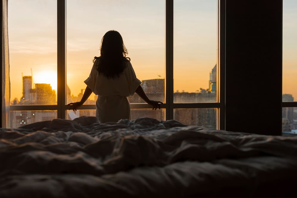Découvrez l'harmonie parfaite entre confort traditionnel et innovation moderne. Cette chambre d'hôtel incarne une nouvelle ère d'hospitalité. Des technologies intuitives se fondent discrètement dans un décor élégant, offrant une expérience de séjour à la fois novatrice et relaxante. Chaque détail, chaque commodité repensée, transforme votre repos en une expérience futuriste et exquise.