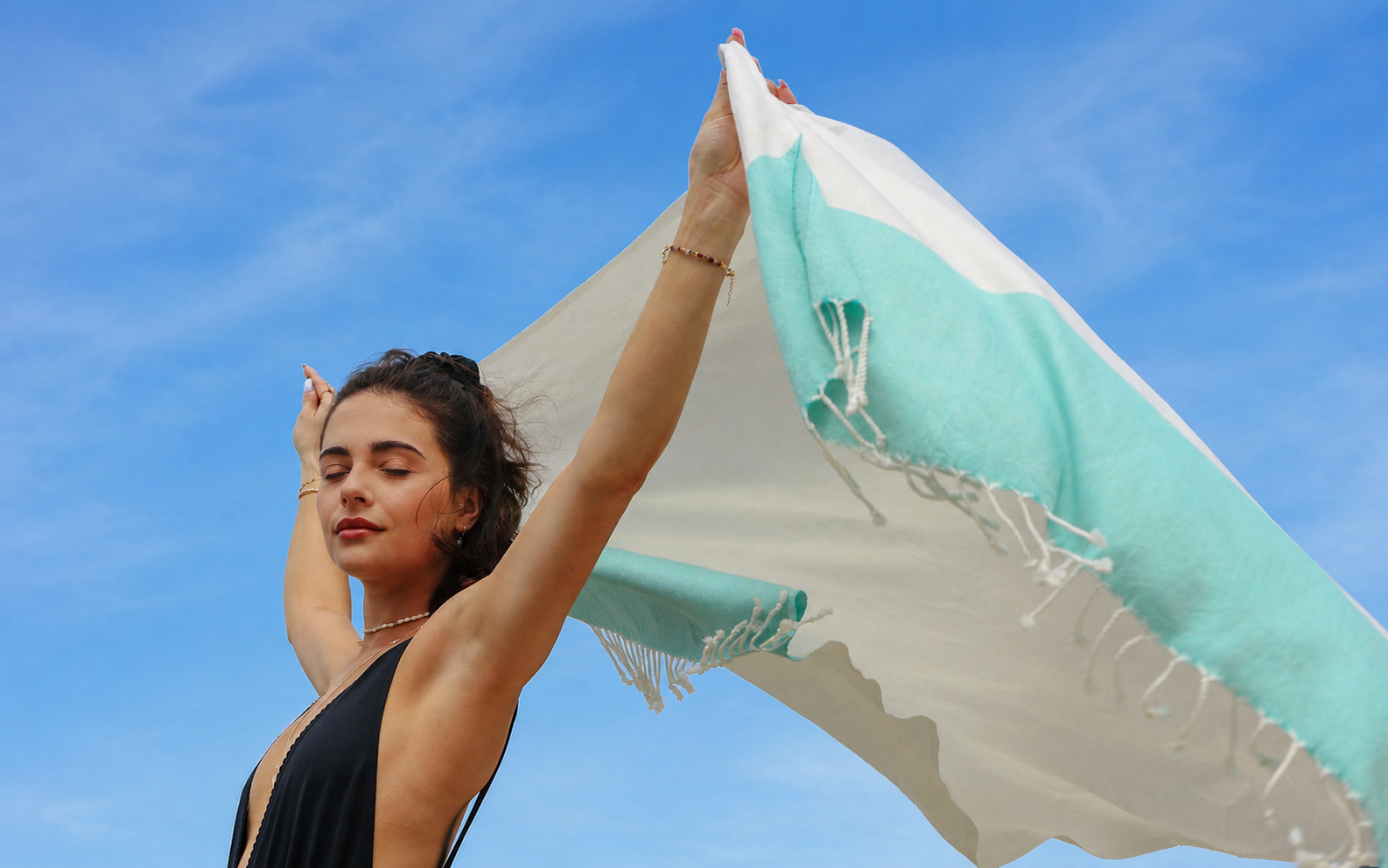 Linge de plage en bambou : foutas et draps de plage, le guide