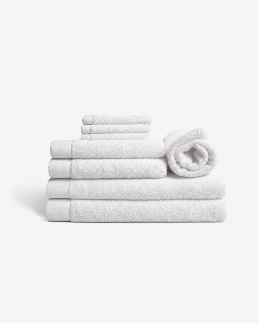 Set de bain blanc en fibre de bambou, Collection Grand Hôtel : draps de bain, serviettes et gant empilés