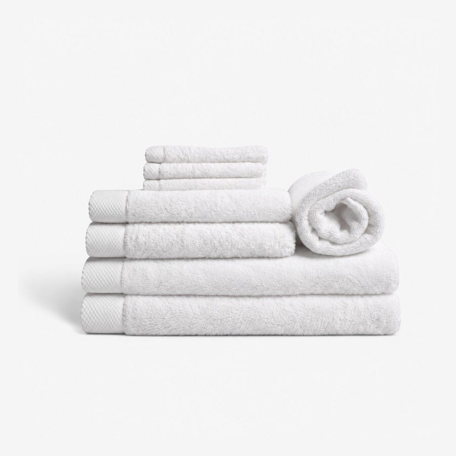 Set de bain blanc en fibre de bambou, Collection Grand Hôtel : draps de bain, serviettes et gant empilés