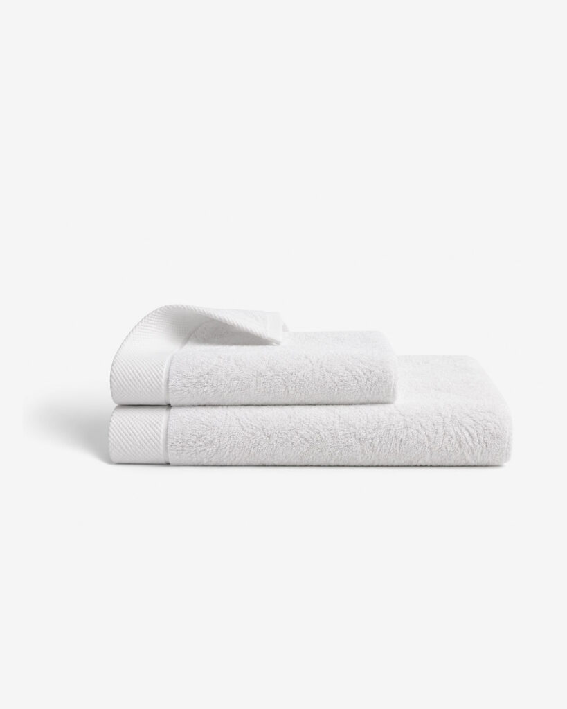 Serviettes de bain blanches en fibre de bambou pliées, éponge dense à bordure texturée — Comptoir du Bambou